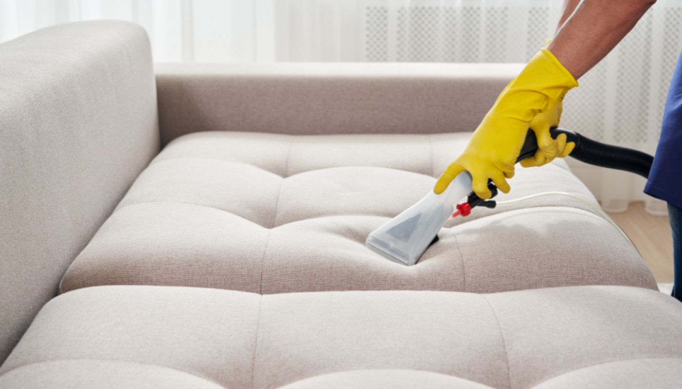 Tissu, cuir, velours : pourquoi le nettoyage professionnel d'un canapé reste irremplaçable ?